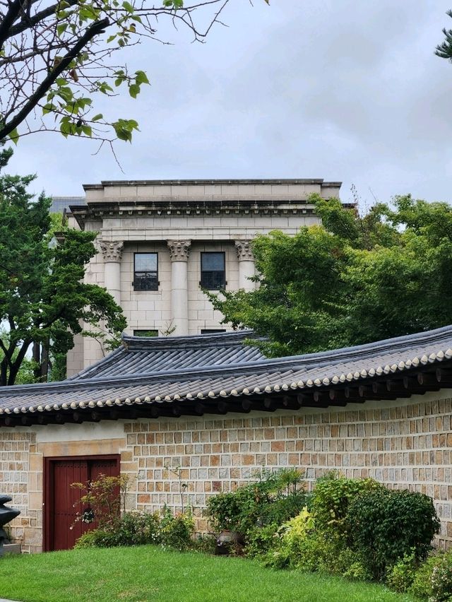함께 걸으면 없던 로맨스도 생긴다는 덕수궁 돌담길🚶🏻‍♀️🚶