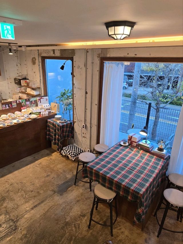 딸기메뉴와 트리가 예쁜 거제 유럽풍카페🎄