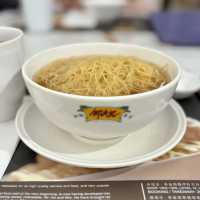 【香港・機場】ミシュラン一つ星海老入り雲呑麺「何洪記粥麵專家 機場店」