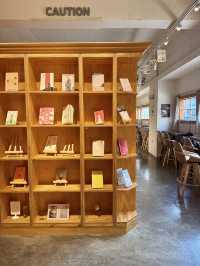 강남 한복판에 있는 한적한 북카페☕️📚