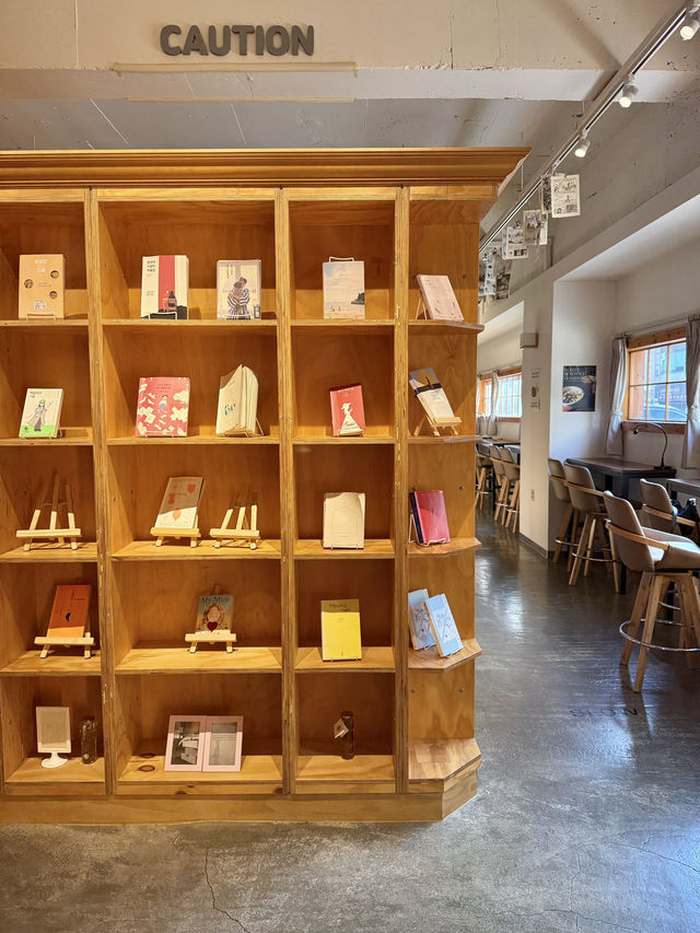 강남 한복판에 있는 한적한 북카페☕️📚