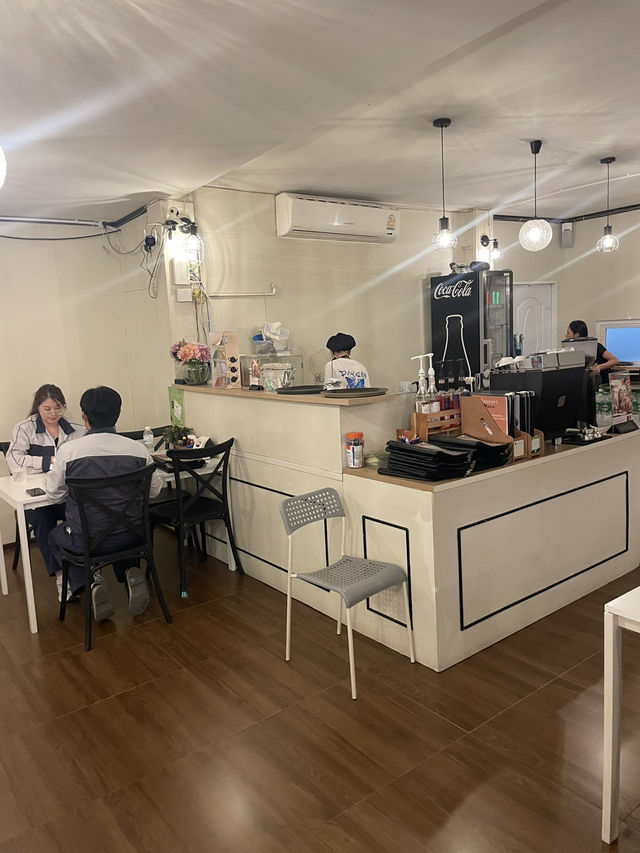 A Cozy Evening at Walk In Café in Ayutthaya