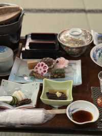 【栃木×湯西川温泉】囲炉裏でいただく平家鷹狩料理  窓からの雪景色が素晴らしく
