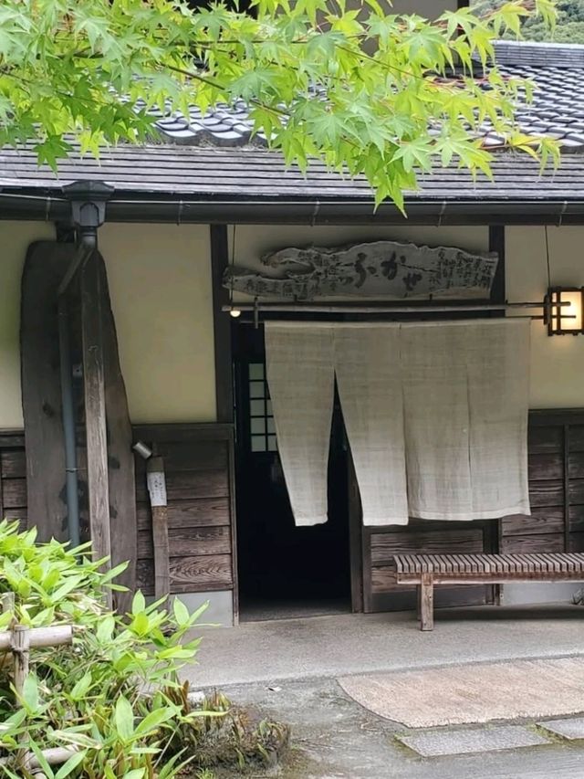 地鶏を炭火で焼いていただく