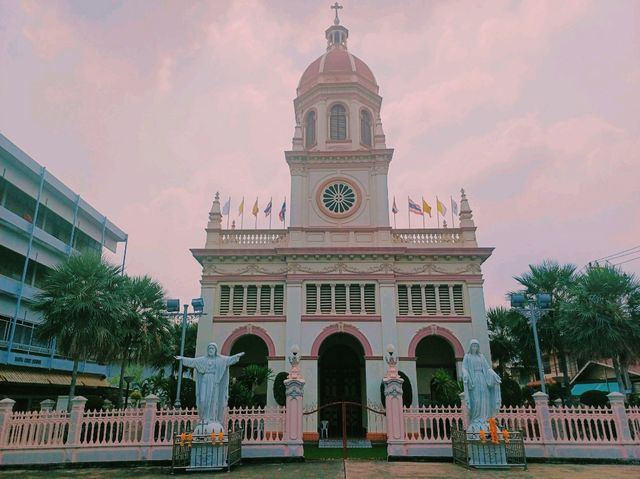 泰國曼谷市中心湄南河畔著名建築景點：聖克魯茲教堂，適合打卡拍照📸