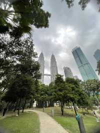 A STUNNUNG SYMPHONY FOUNTAIN LIGHT UP AT NIGHT IN KLCC PARK