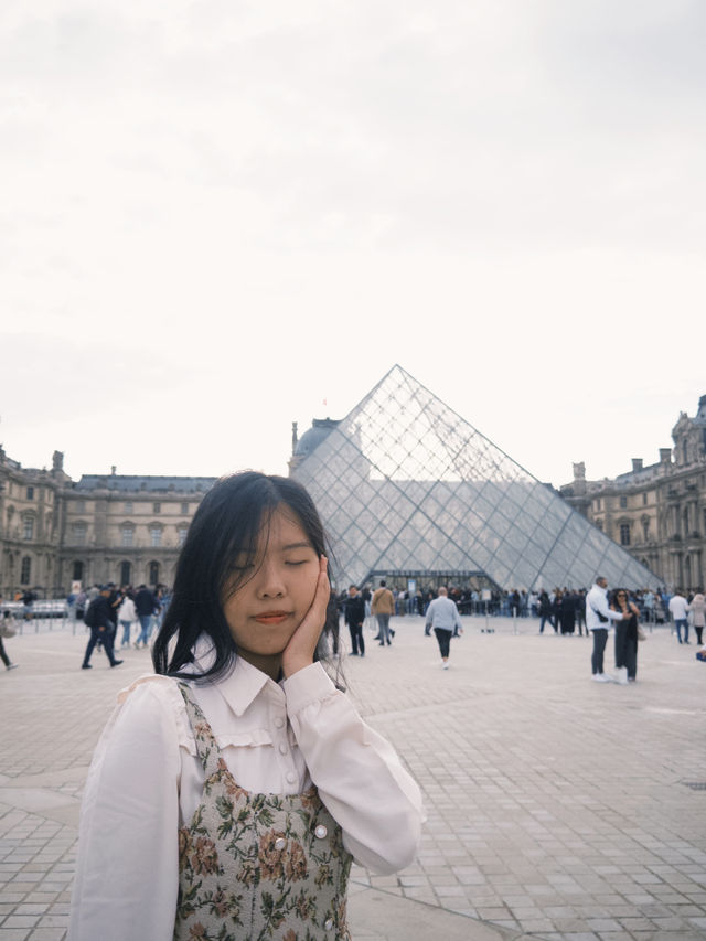 Louvre Museum 🏛️✨