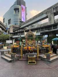 สักการะ ศาลท้าวมหาพรหมเอราวัณ ยามเช้า