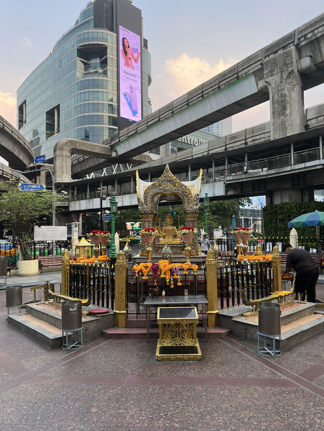 สักการะ ศาลท้าวมหาพรหมเอราวัณ ยามเช้า