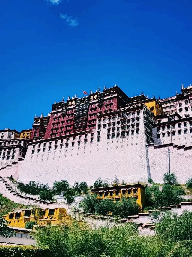 Potala Palace: A Journey to Tibet’s Majestic Rooftop