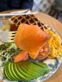  元朗人氣Café 💕 𝐁𝐫𝐚𝐯𝐚 𝐉𝐚𝐯𝐚 𝐂𝐨𝐟𝐟𝐞𝐞✨高質Brunch＋自家製巴斯克蛋糕😋