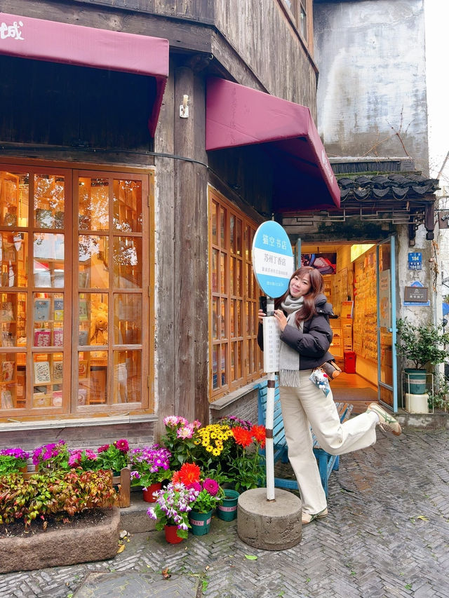 A hidden store in PingJiangLu - Momi Café Bookstore
