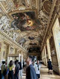 Musée du Louvre: A Parisian Dream! 🏛️🌟