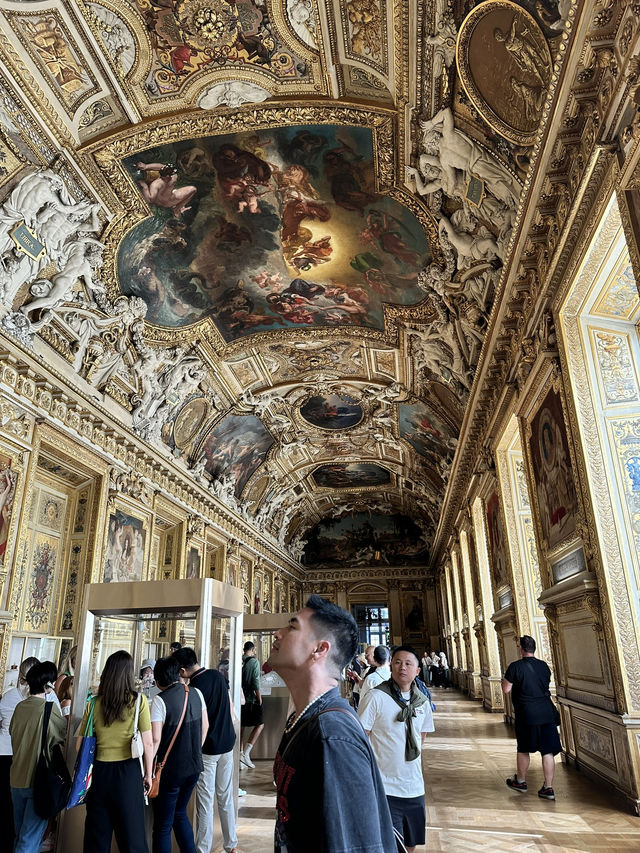 Musée du Louvre: A Parisian Dream! 🏛️🌟