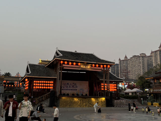 **🌿【南寧「相思小鎮」｜一秒穿越侗寨！民族風大片+非遺體驗，免費打卡攻略】🏮**  