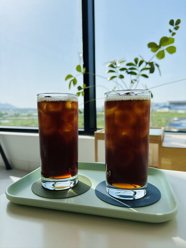 복숭아밭 뷰를 보며 마시는 커피 맛집