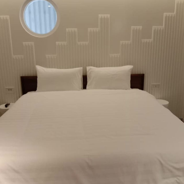 曼谷盆栽酒店（Bonsai Hotel Bangkok）設計呈現榕樹發芽與落葉的顏色，充滿清新簡約感覺