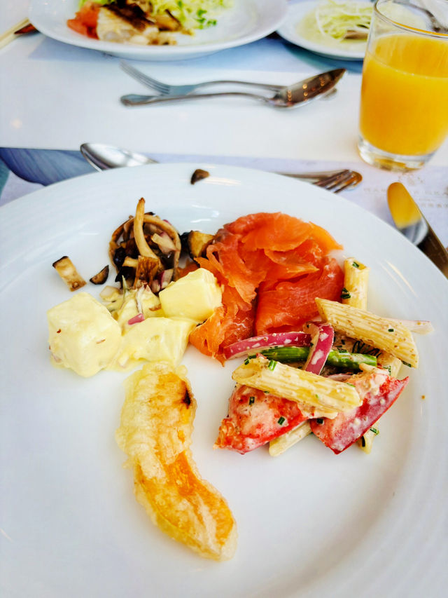【北角】港島海逸君綽酒店：鮑魚x麵包蟹x生蠔x蟹腳海鮮盛宴自助午餐