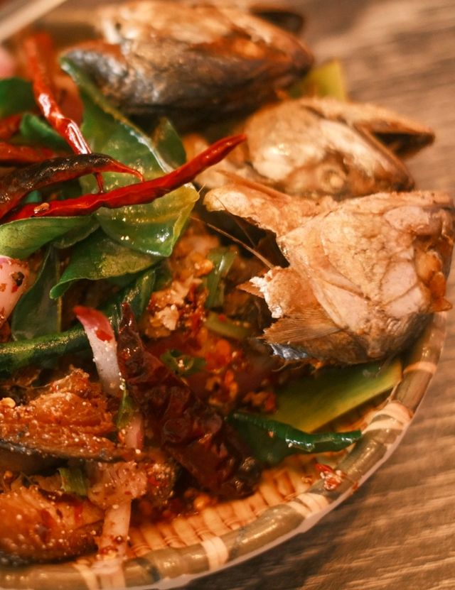 🌶️ แซ่บไฟลุก! "เรอปลาแดก" บางเสร่ ร้านยำสุดจึ้ง