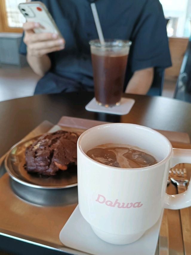 在韓屋內喝咖啡Dohwa Coffee