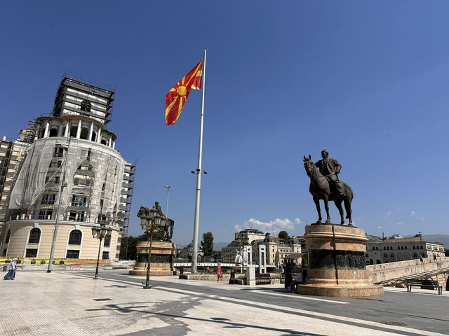 【Skopje｜銅像が立ち並ぶ“テーマパークのような首都”を歩く】  北マケドニアの首都で、日本ともゆかりのある街並み