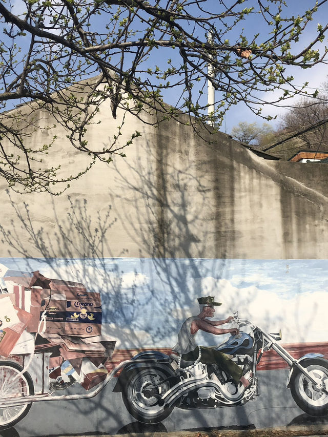 Spring in Ihwa Mural Village