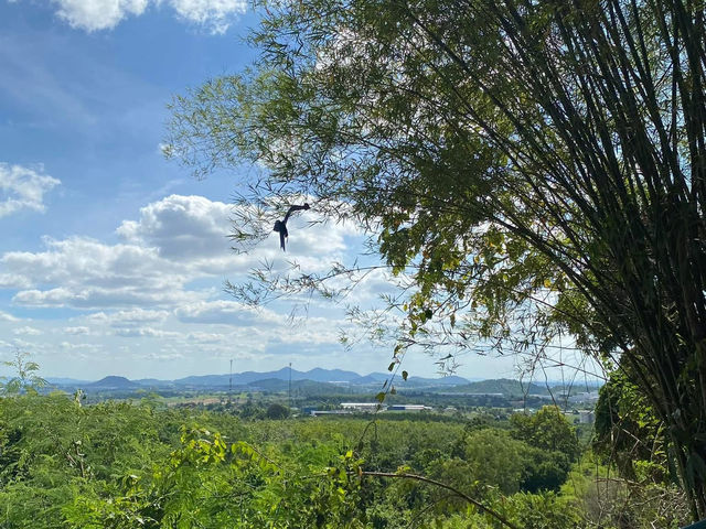 🌿 静かな山の寺院で心を癒そう。ワット・カオタベークで自然とともにリラックス！ #ワットカオタベーク #タイの寺院 #