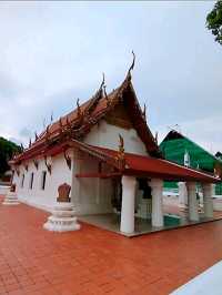 วัดป่าโมกวรวิหาร มีชื่อเสียงจากพระพุทธไสยาสน์