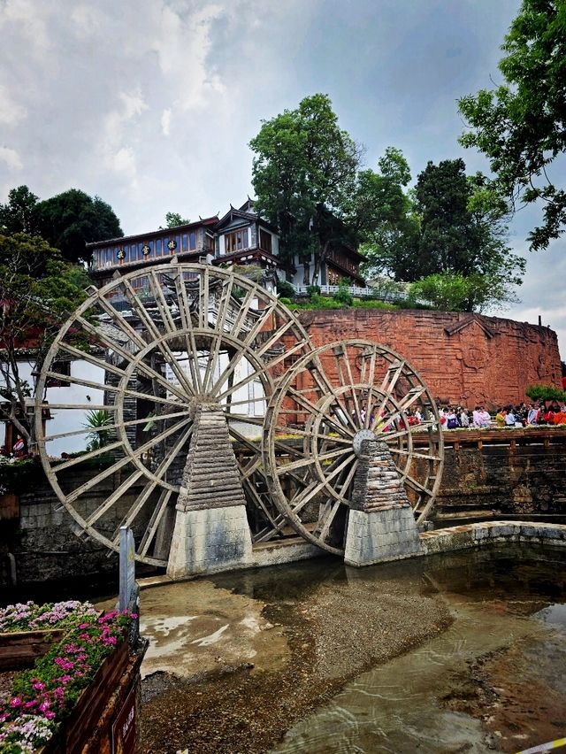 Dressed up and spend a day in lijiang ancient city