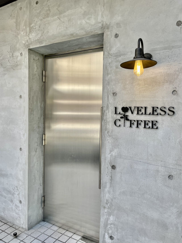 모노톤 갬성에 빠지다✨ Loveless Coffee에서의 한 잔
