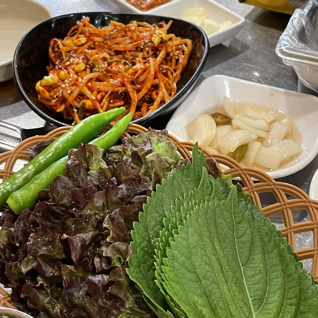 서울 여행 / 진짜 맛있는 구워주는 고깃집 맛집 통김치삼겹살