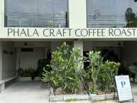 ห้ามพลาด Phala Craft Coffee Roasters คาเฟ่วิวทะเล