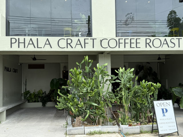ห้ามพลาด Phala Craft Coffee Roasters คาเฟ่วิวทะเล