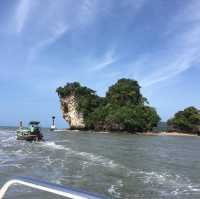 🏝️ เกาะพีพี กระบี่ | ทะเลสีฟ้าใส กับภูเขาหิน