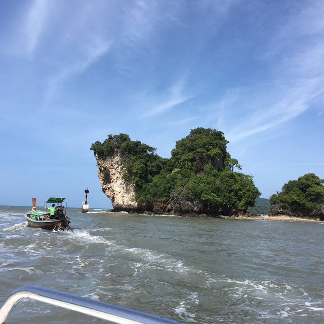 🏝️ เกาะพีพี กระบี่ | ทะเลสีฟ้าใส กับภูเขาหิน