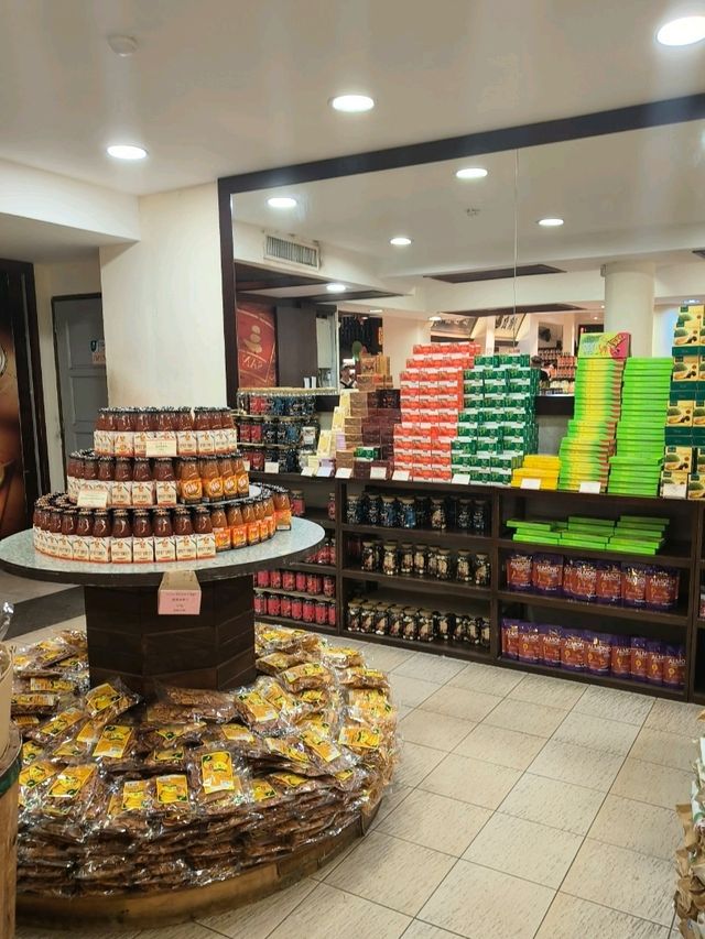 Snack Shopping and Heritage Vibes at San Shu Gong