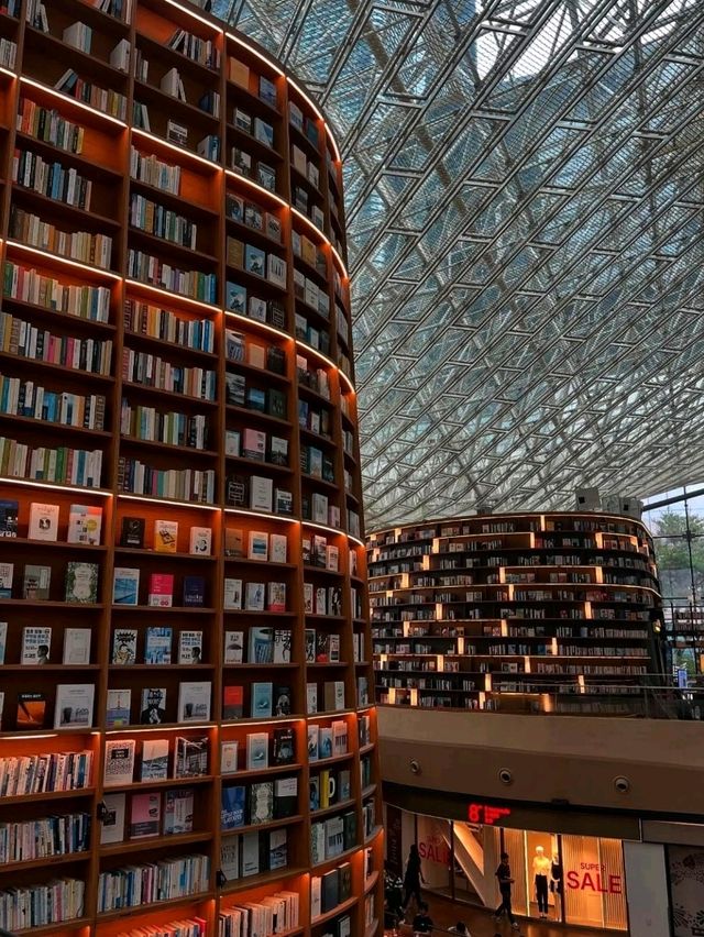 Starfield Library: A Futuristic Haven for Book Lovers in Seoul