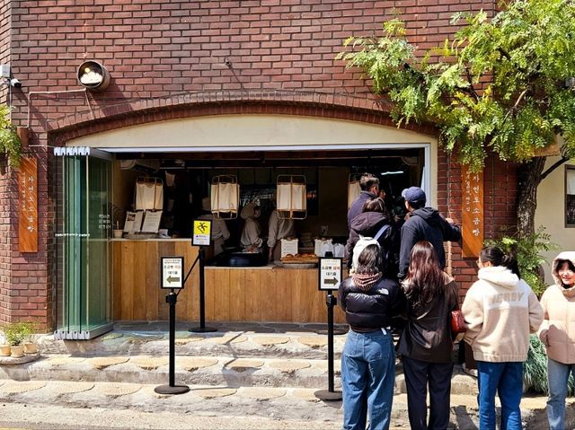 They sell only 1 type of bread, and the queue is long!!!