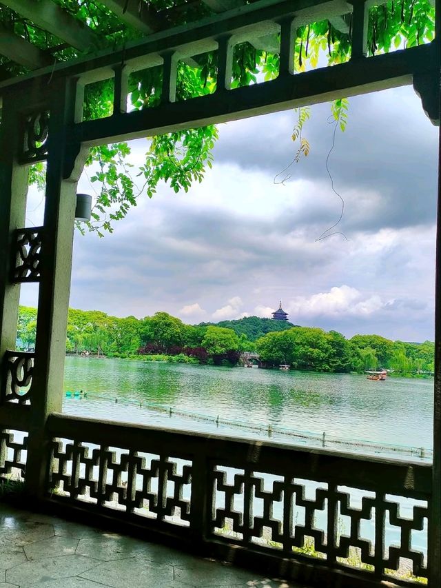 Huagang Guanyu (Viewing Fish at Flower Harbor)