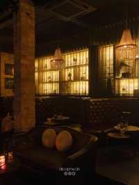 evokes the spirit of the Roaring Twenties
