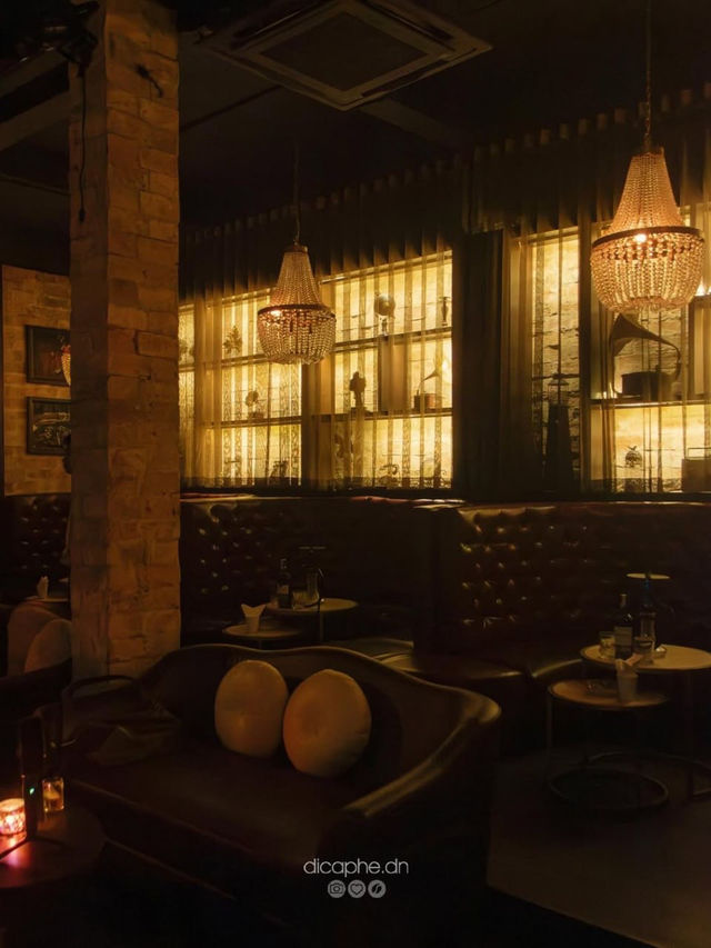 evokes the spirit of the Roaring Twenties