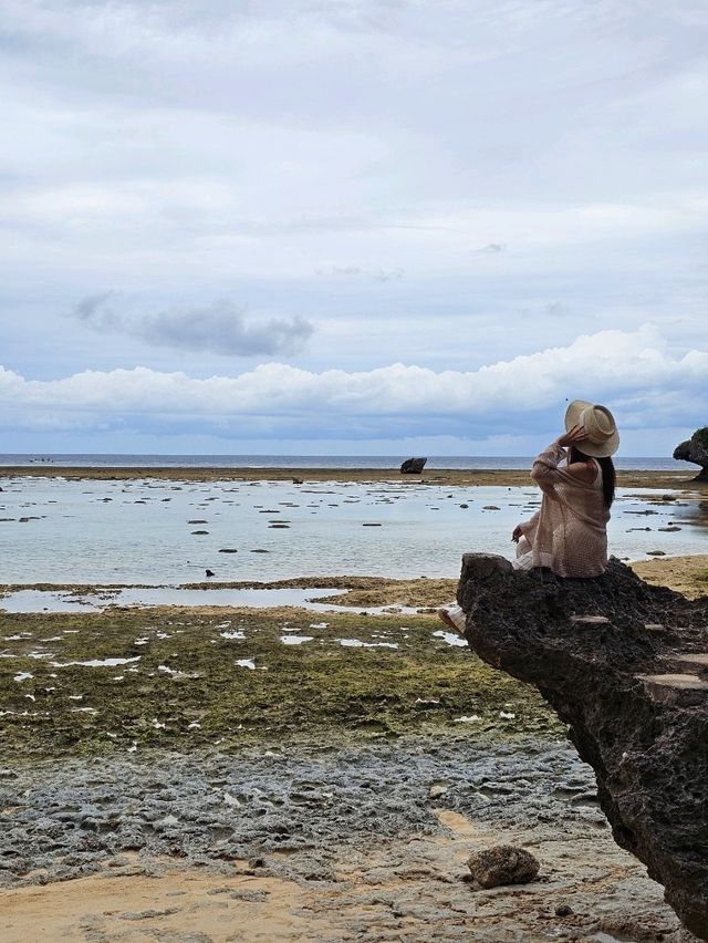 🌊自然が作る景色、「岩の窓」で撮る沖縄ブルーな一枚。