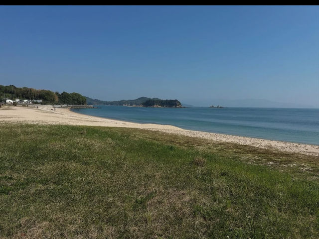 瀬戸内海に抱かれる休日、県民の浜でのんびり海時間