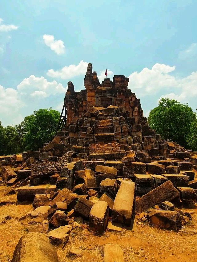Wat Ek Phnom: A Crumbling Masterpiece of Khmer Glory 🇰🇭