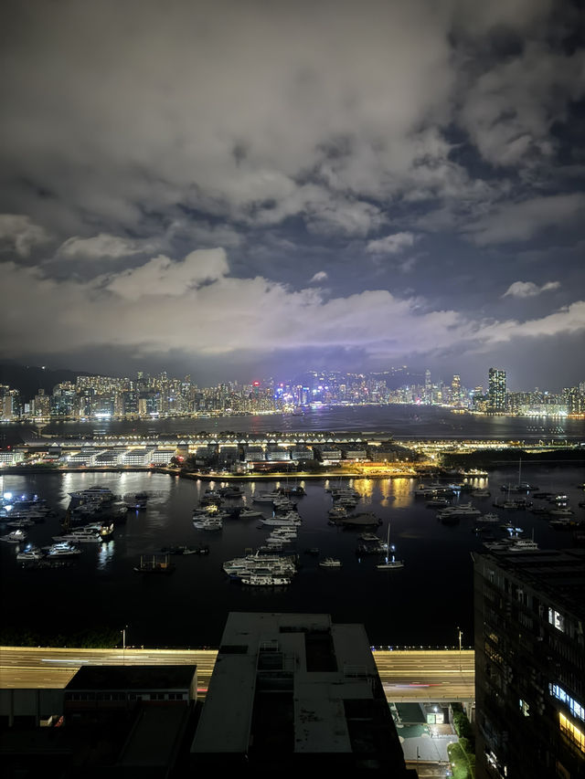 870港幣一晚，180度安靜飽覽觀塘夜晚海濱景致！
