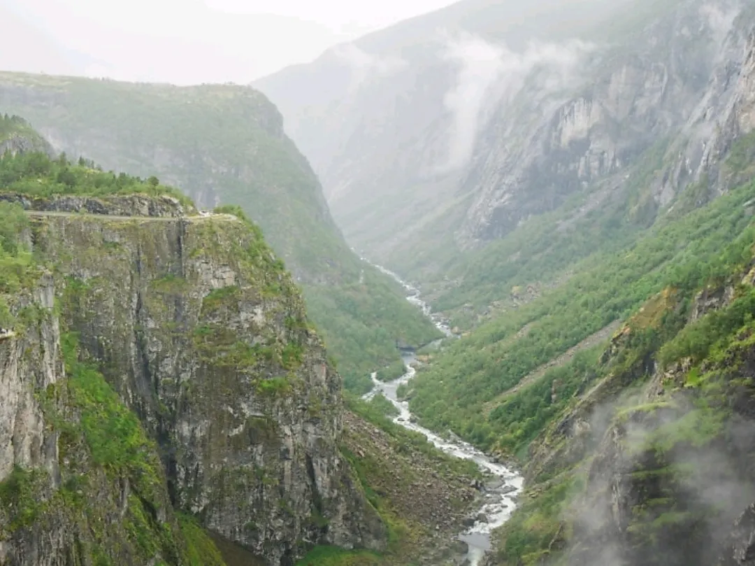 🇳🇴 Berkemah dan melihat air terjun setelah trekking Trolltunga