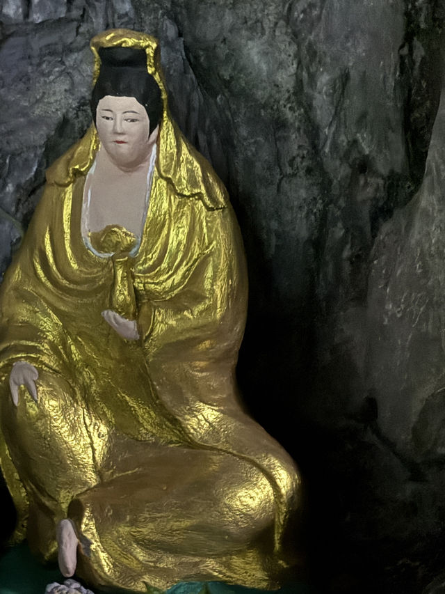 在台中北屯,靜靜座落著一方清幽的聖境──松竹寺,主祀「水流觀音」。寺廟因地勢依水而建,取其「水流不息、慈悲不絕」之意,寓意觀音大士的救苦慈航,永續不斷。  步入山門,松柏環繞,竹影搖曳,襯托著廟宇的古 在台中北屯,靜靜座落著一方清幽的聖境──松竹寺,主祀「水流觀音」。寺廟因地勢依水而建,取其「水流不息、慈悲不絕」之意,寓意觀音大士的救苦慈航,永續不斷。  步入山門,松柏環繞,竹影搖曳,襯托著廟宇的古