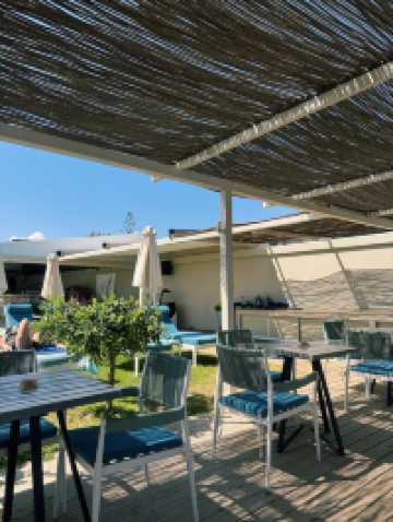 트실비 비치 앞에서의 여유로운 식사와 해변 산책