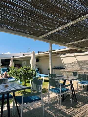 트실비 비치 앞에서의 여유로운 식사와 해변 산책