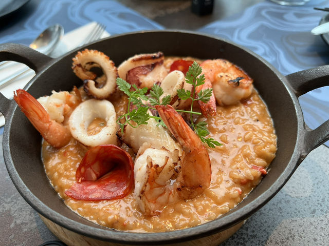 高雄|The Lookout Bistro & Bar——在中央公園邊,看城市把黃昏攪進杯裡 🌇🍹 高雄|The Lookout Bistro & Bar——在中央公園邊,看城市把黃昏攪進杯裡 🌇🍹